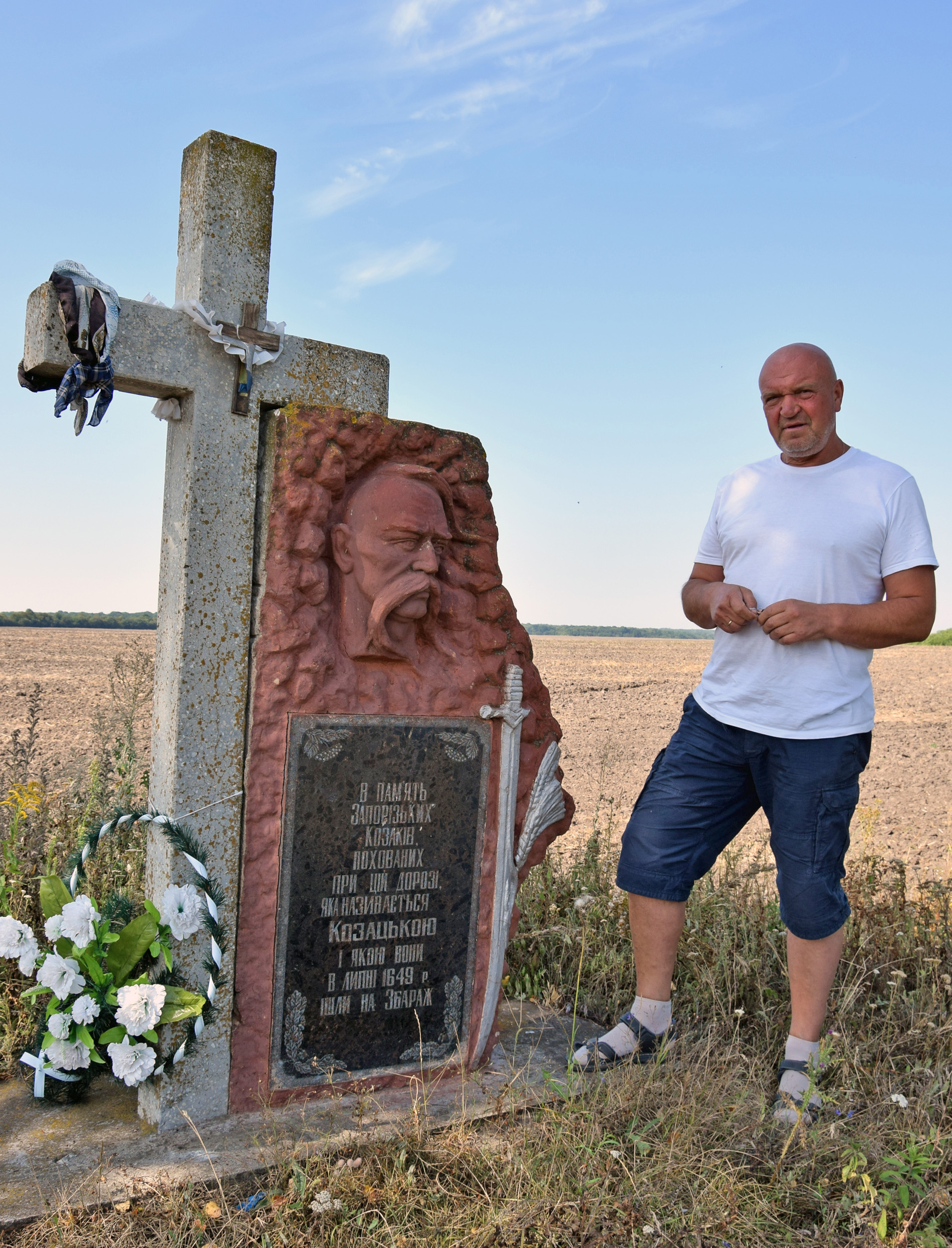 Юрій Кравчук біля меморіального знака на вшанування пам’яті запорізьких козаків, похованих у липні 1649 року неподалік села Кутиска (тепер Лановецька міська громада) на Тернопільщині. Фото Миколи ШОТА